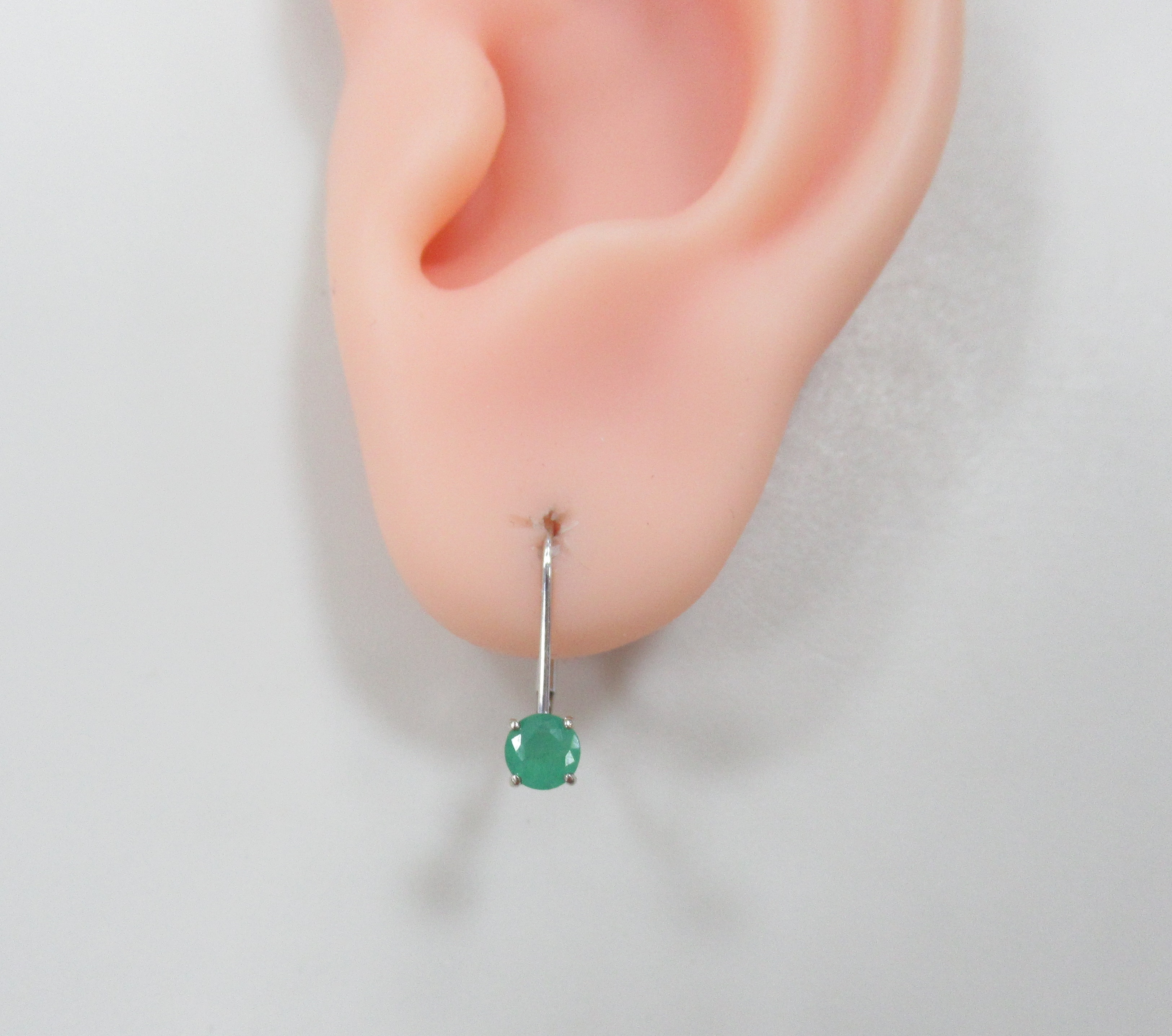 Серьги из белого золота с изумрудами